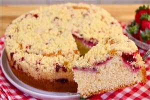 Bolo de Cuca de Morango com Farofa Crocante: Uma Delícia para o Café da Tarde!