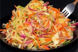 Salada de Repolho Refrescante: Uma Opção Leve, Saudável e Cheia de Sabor