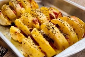 Batata de forno recheada com bacon e muçarela: fácil e deliciosa