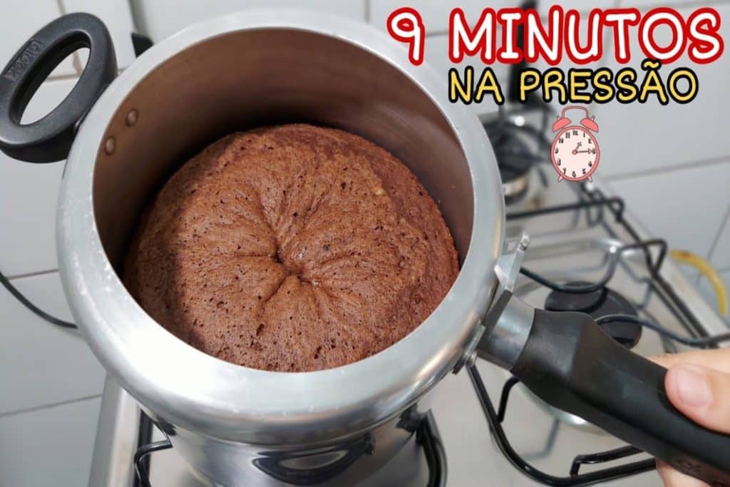 Bolo na Panela de Pressão: Fofinho e Pronto em 9 Minutos! 🍫