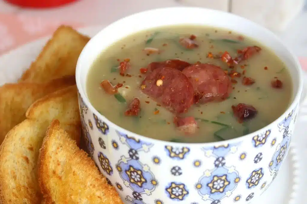 Caldo Verde Cremoso: A Tradição Portuguesa na Sua Mesa!