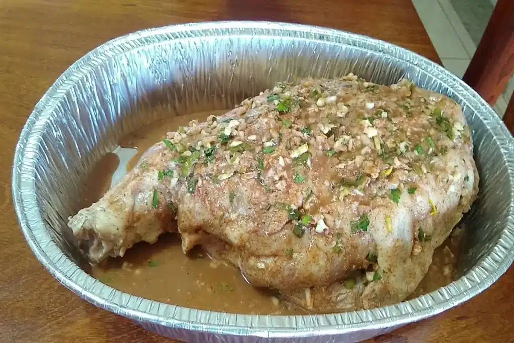 Pernil de porco assado e suculento para um almoço especial
