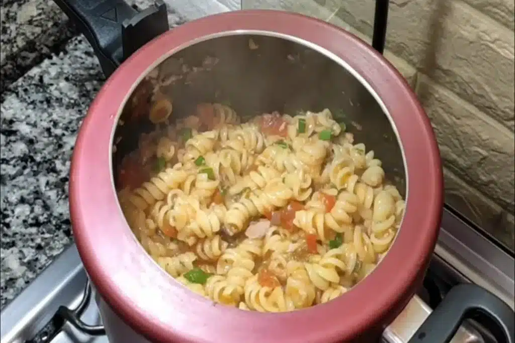 Macarrão com Atum na Panela de Pressão: Pronto em 3 Minutos!