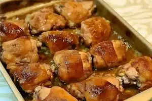 Sobrecoxa de Frango Assada Douradinha e Suculenta: Perfeita para o Dia a Dia!