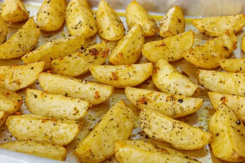 Batata assada crocante para acompanhar suas refeições e deixar todo mundo com água na boca