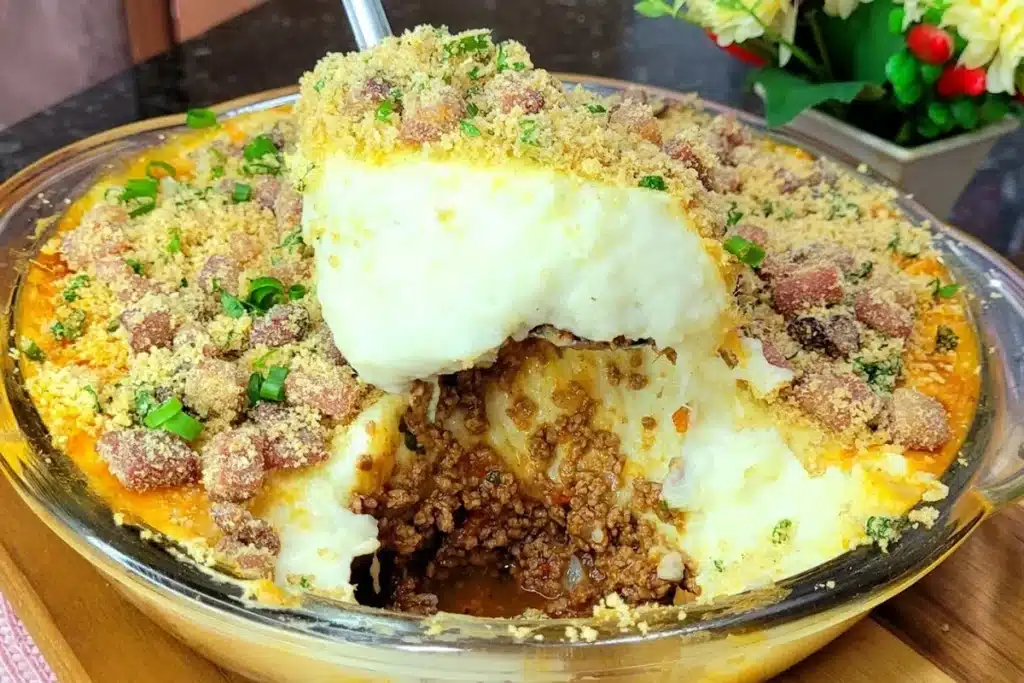 Escondidinho de carne moída com purê cremoso e farofa crocante: uma explosão de sabores