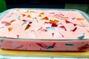 Gelatina colorida cremosa: uma sobremesa linda e refrescante que agrada toda a família