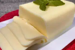 Como fazer muçarela caseira fácil e deliciosa