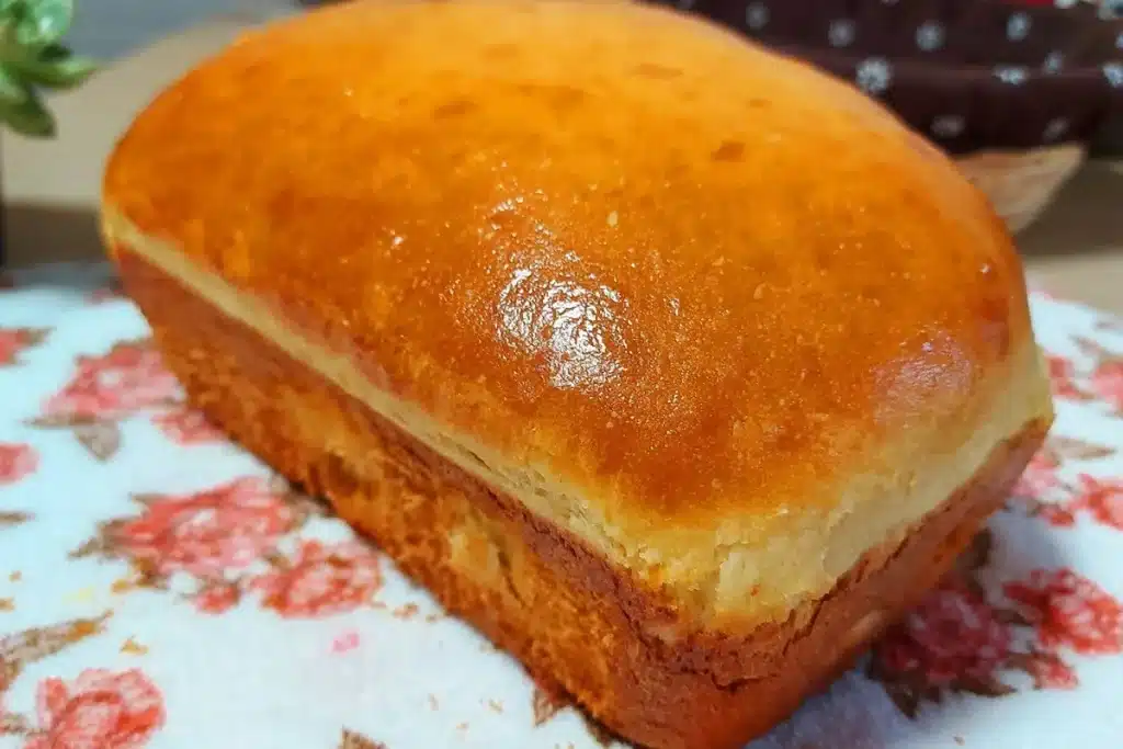 Pão caseiro de água simples e fofinho para um café da manhã perfeito
