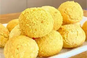 Pão de Queijo com Goma de Tapioca: Uma Versão Leve e Irresistível