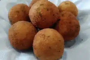 Bolinho de macaxeira recheado: fácil, crocante e irresistível