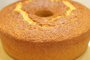 Bolo Caçarola de Laranja Um bolo fofinho e delicioso para alegrar o lanche da tarde