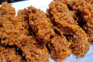 Cocada preta da vovó com apenas 3 ingredientes: doce simples e irresistível para a festa junina!