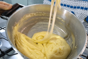 Requeijão caseiro de fazenda fácil e econômico: sabor autêntico com apenas 6 ingredientes!