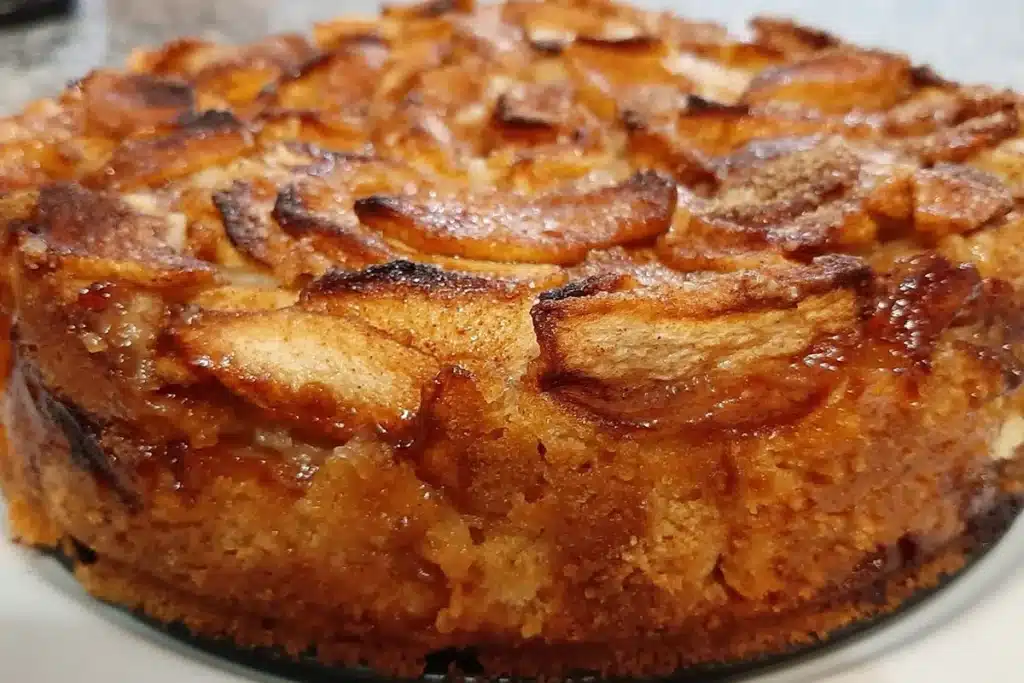 Torta de Maçã Caseira: crocante por fora, macia por dentro e cheia de sabor!