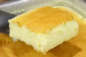 Bolo 2 leites: parece pudim, mas é bolo e derrete na boca!