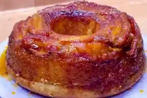 Bolo de banana caramelado simples e irresistível para o café da tarde
