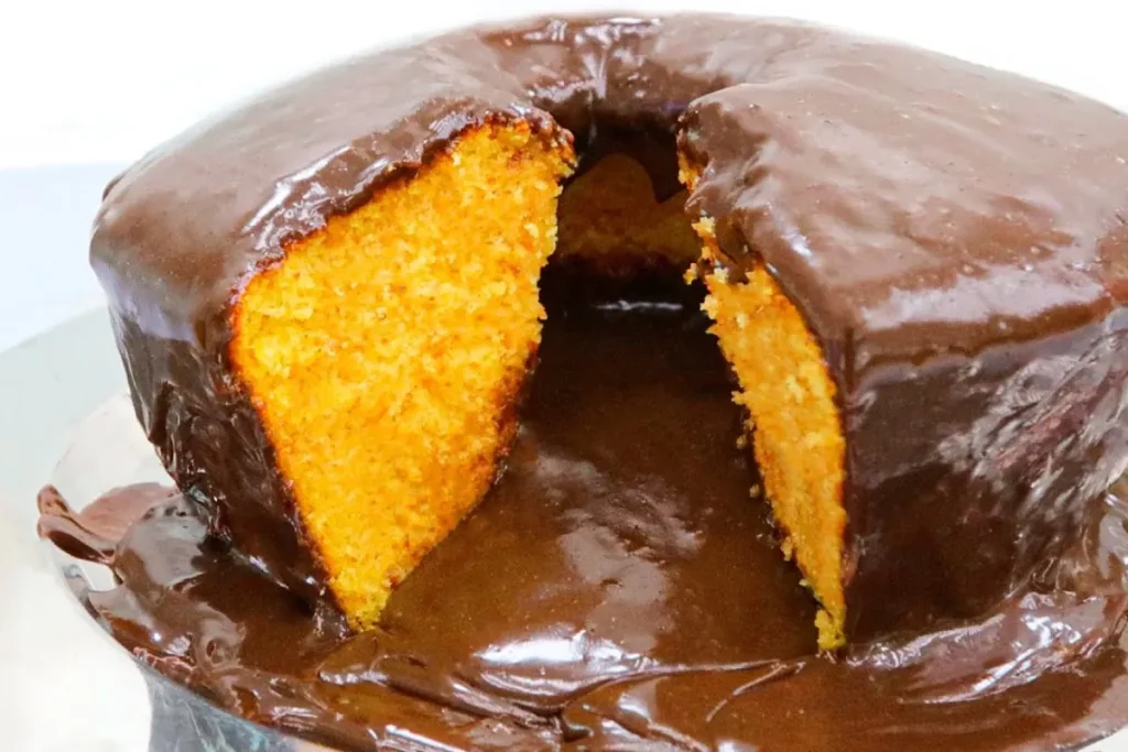 Bolo De Cenoura Com Cobertura De Brigadeiro: Fofinho, Molhadinho E Com Gostinho De Infância 7 Bolo De Cenoura Com Chocolate