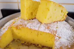 Bolo de fubá com coco: fofinho, molhadinho e com aquele sabor caseiro que conquista!