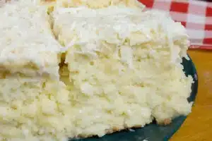 Bolo gelado de coco macio e molhadinho igual da vovó