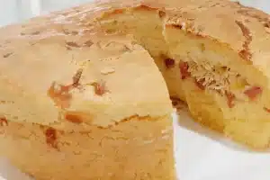 Bolo salgado fácil e delicioso com recheio de frango, presunto e queijo
