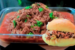 Carne louca de panela: suculenta, fácil e perfeita para rechear lanches ou servir no almoço