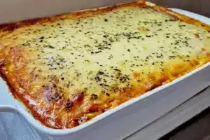 Lasanha à bolonhesa: receita suculenta com massa de pastel, molho branco e carne moída