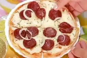 Pizza de tapioca fácil e saudável: pronta em minutos e irresistível!