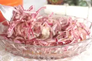 Salada de cebola para churrasco: simples, refrescante e irresistível!