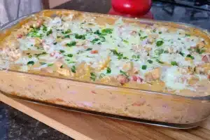 Macarrão cremoso de forno com presunto, muçarela e requeijão