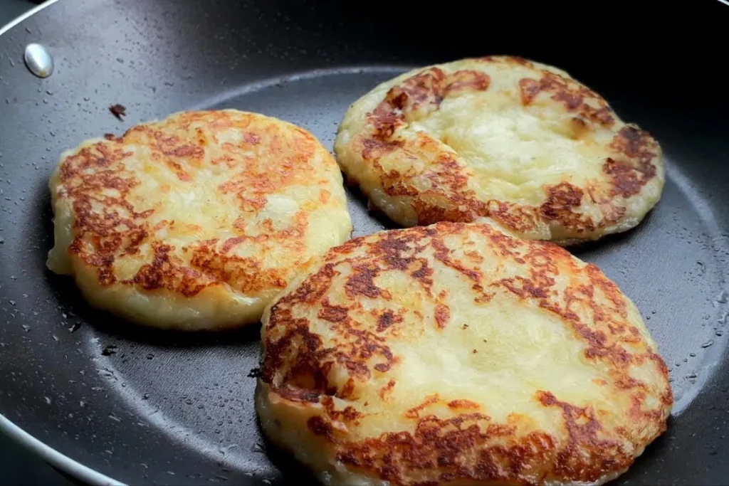 Lanche De Frigideira Com Batata E Muçarela – Simples E Delicioso! 7 Lanche De Frigideira