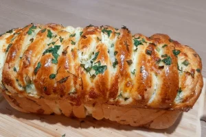 Pão de alho caseiro fofinho que já sai fatiado: perfeito para churrasco ou lanche