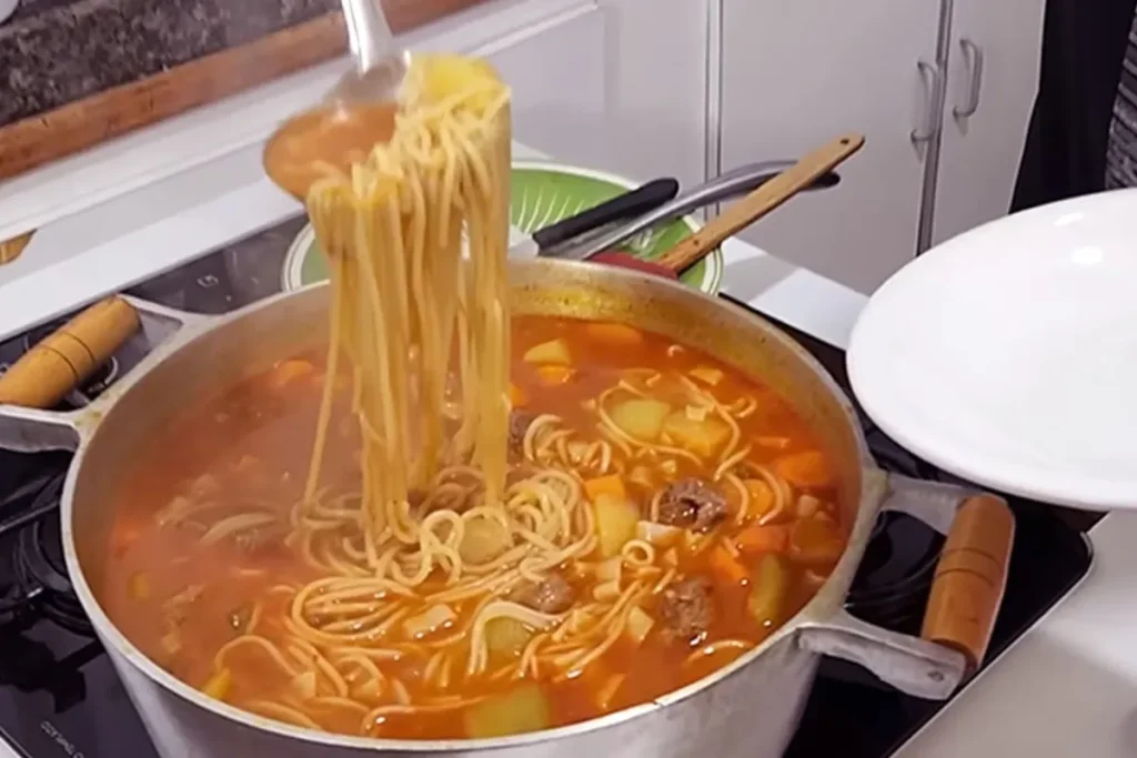 Sopa De Macarrão Com Carne: Perfeita Para Aquecer Os Dias Frios 7 Sopa De Macarrão Com Carne